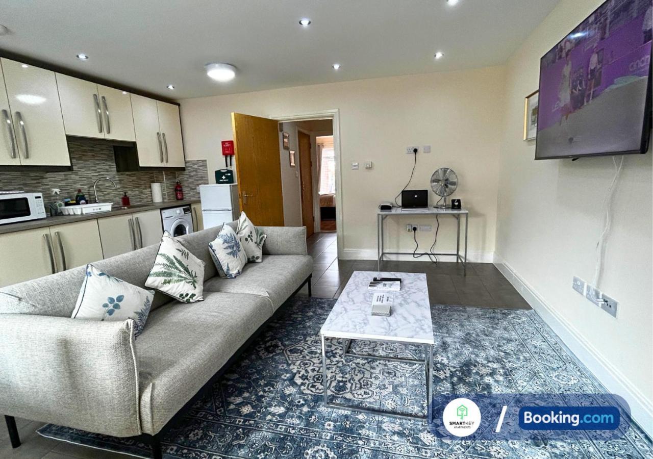 Modern 2 Bed 2 Bath Apartment Free Parking Watford  Bagian luar foto